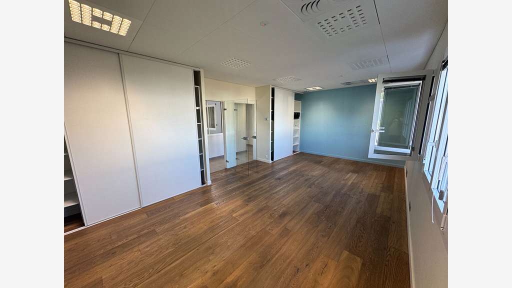 Cède beau bâtiment d'activité 855m² à Treillières