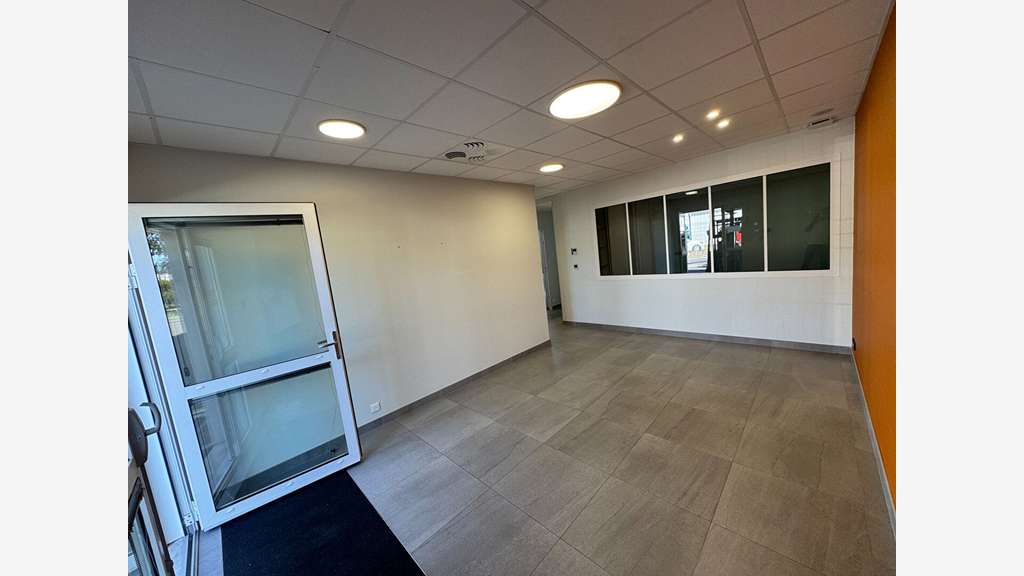 Cède beau bâtiment d'activité 855m² à Treillières