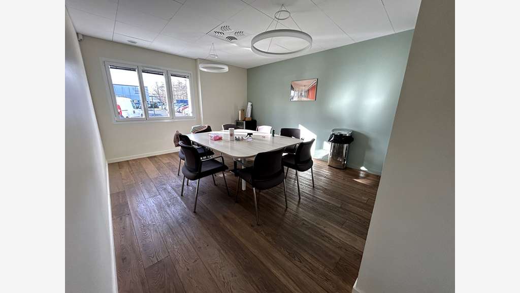 Cède beau bâtiment d'activité 855m² à Treillières