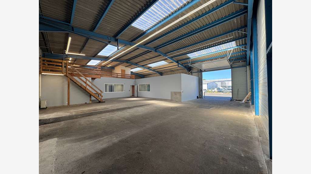 Cède beau bâtiment d'activité 855m² à Treillières