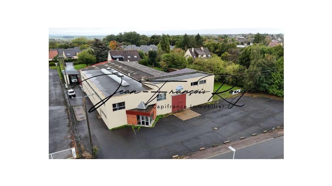 Local commercial de 1 635 m² proche de