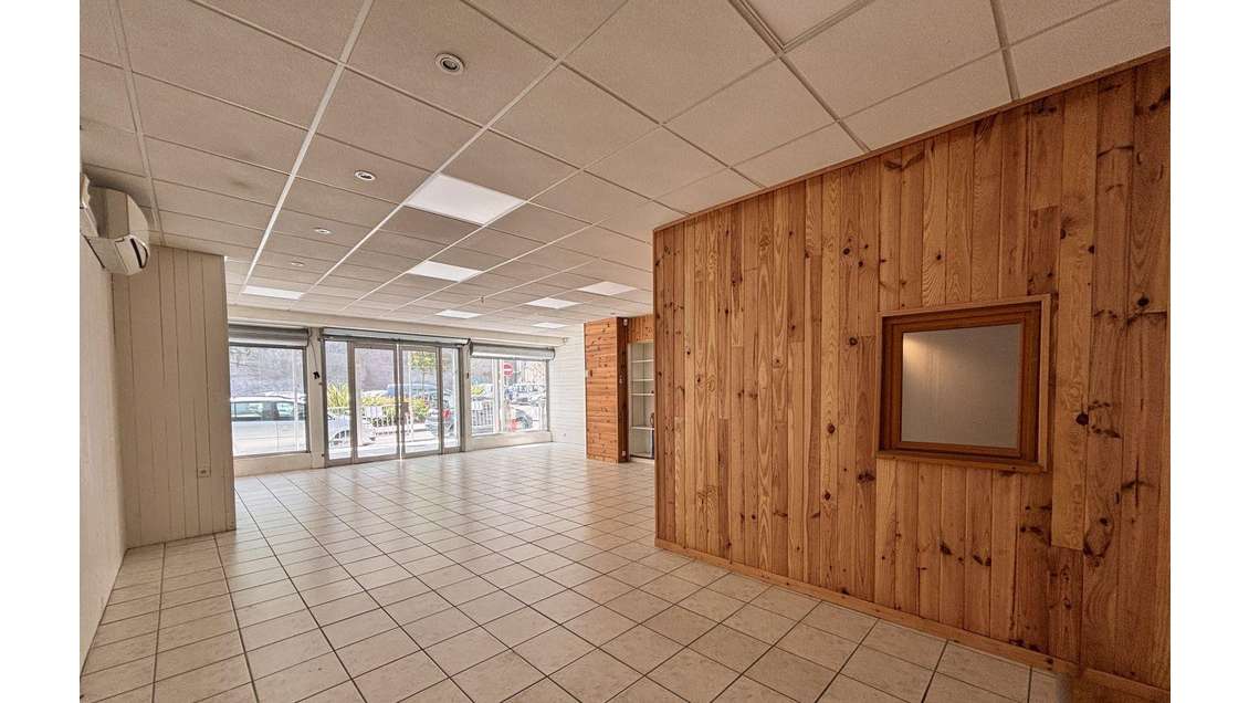 Vente local commercial 94m² à Vals-les-Bains