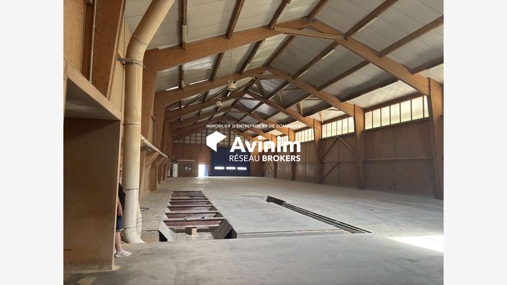 Bâtiments activités 3700m² sur terrain 13 000m²