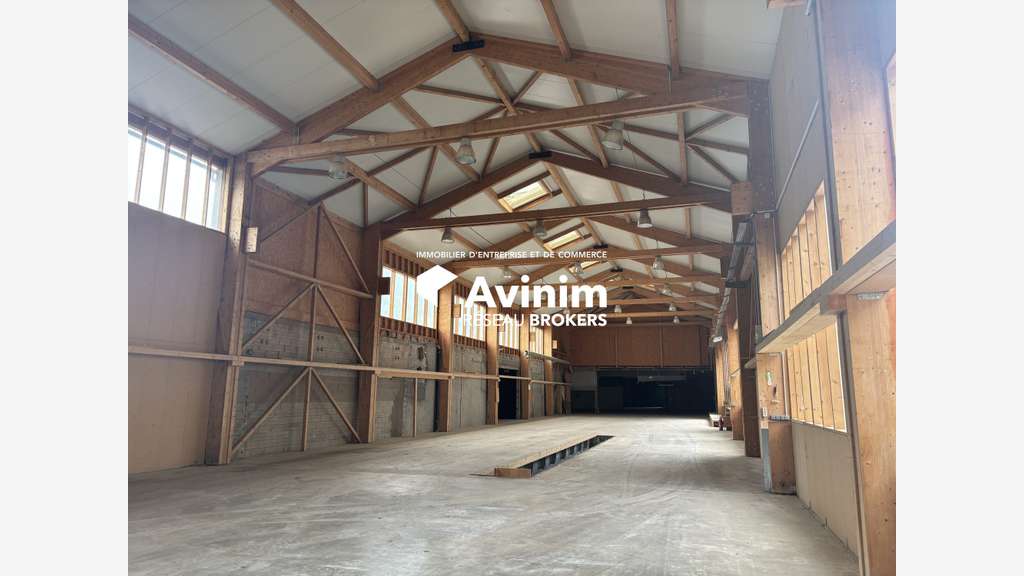 Bâtiments activités 3700m² sur terrain 13 000m²