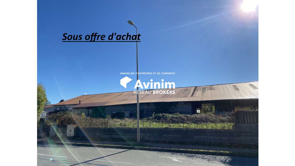 Bâtiment de + de 2 300 m² sur parcelle de 8 900 m²