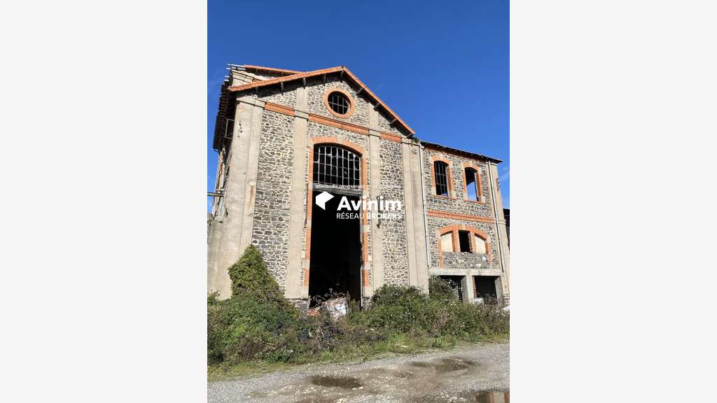 Bâtiment de + 2300m² sur parcelle 8900m² Chignat