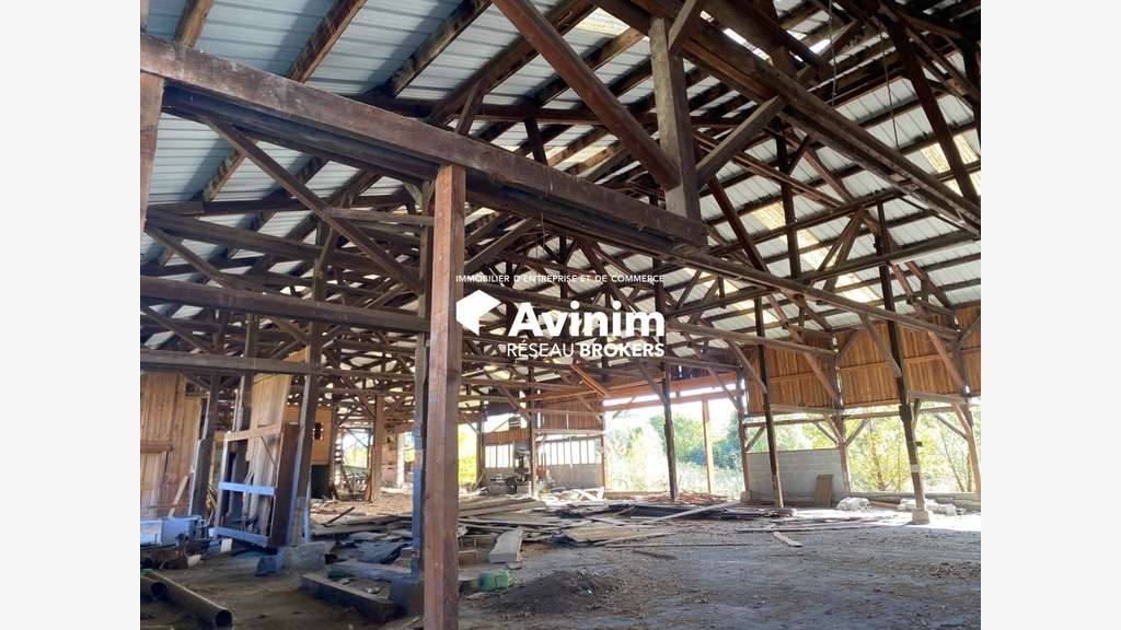 Bâtiment de + 2300m² sur parcelle 8900m² Chignat