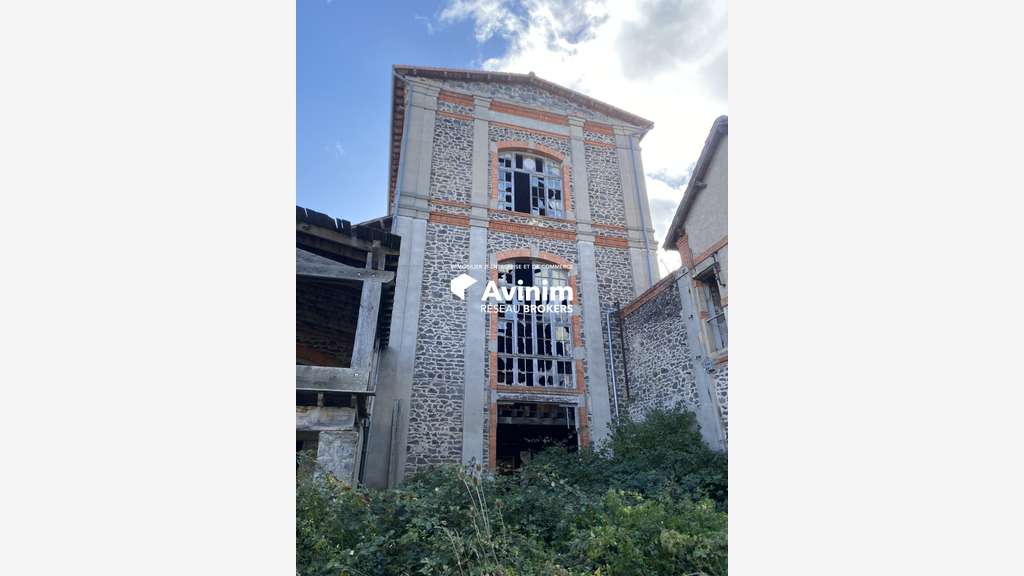 Bâtiment de + 2300m² sur parcelle 8900m² Chignat