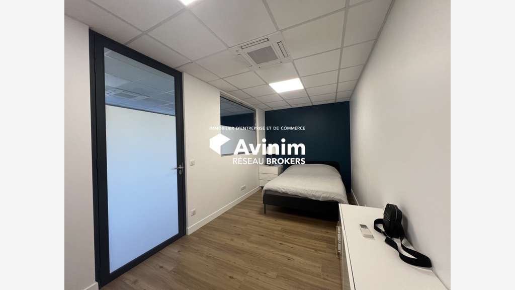 Local d'activité 416m² avec bureau à Villejust A10