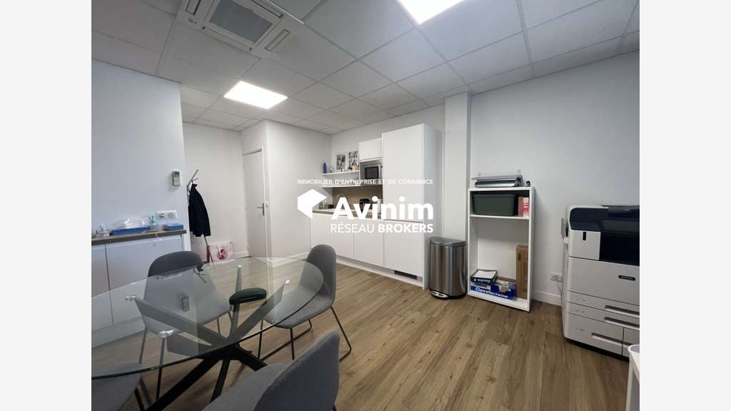 Local d'activité 416m² avec bureau à Villejust A10