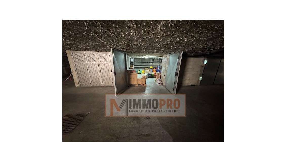 Grand box en sous-sol Villeneuve-Loubet Plage