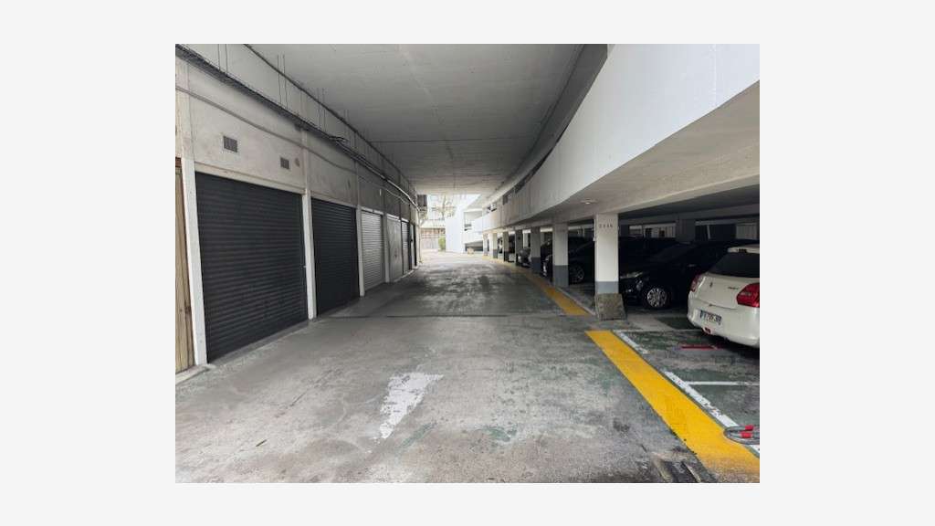 Grand box fermé 19m² +19m² mezzanine Port Marina