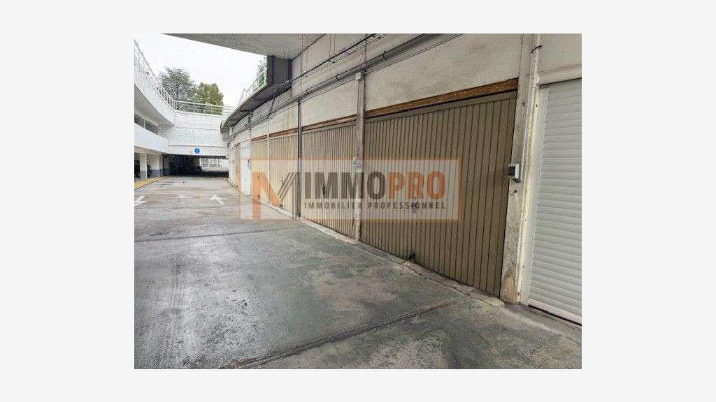 Grand box fermé 19m² +19m² mezzanine Port Marina