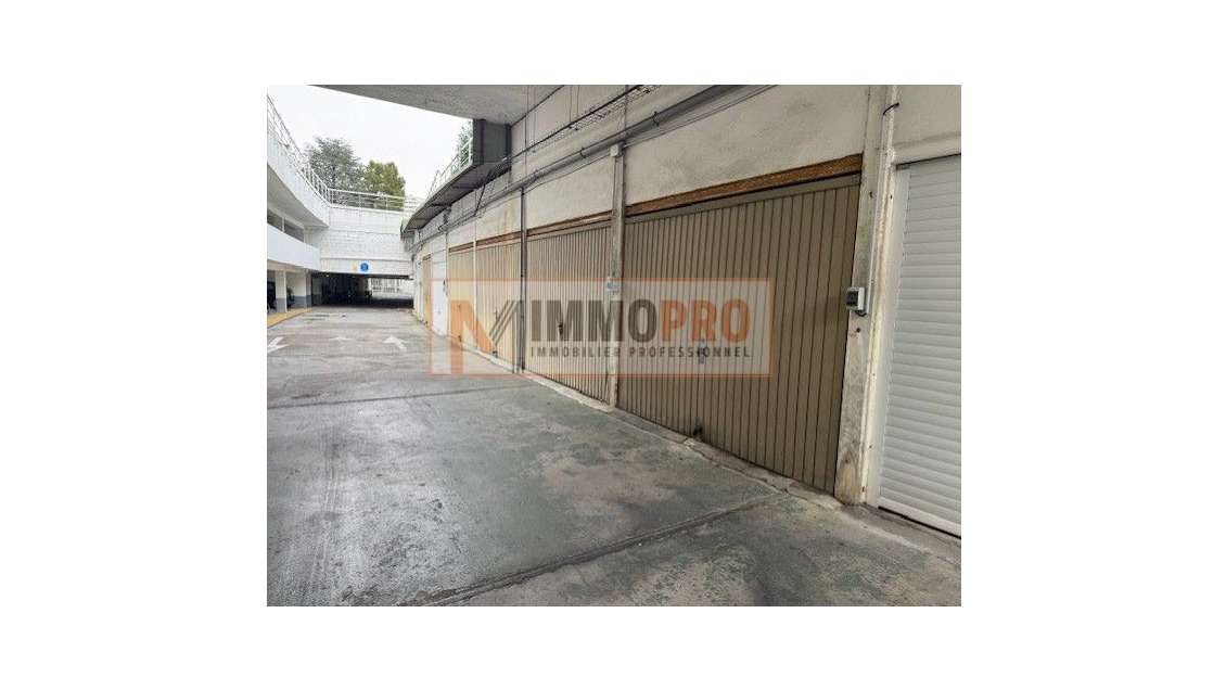 Grand box fermé 19m² +19m² mezzanine Port Marina 