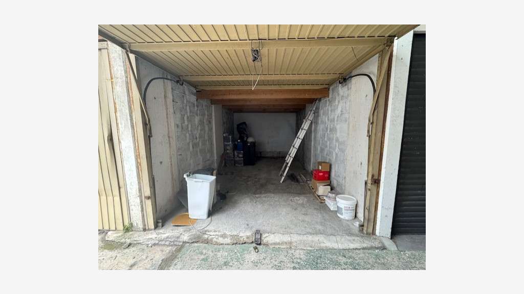 Grand box fermé 19m² +19m² mezzanine Port Marina