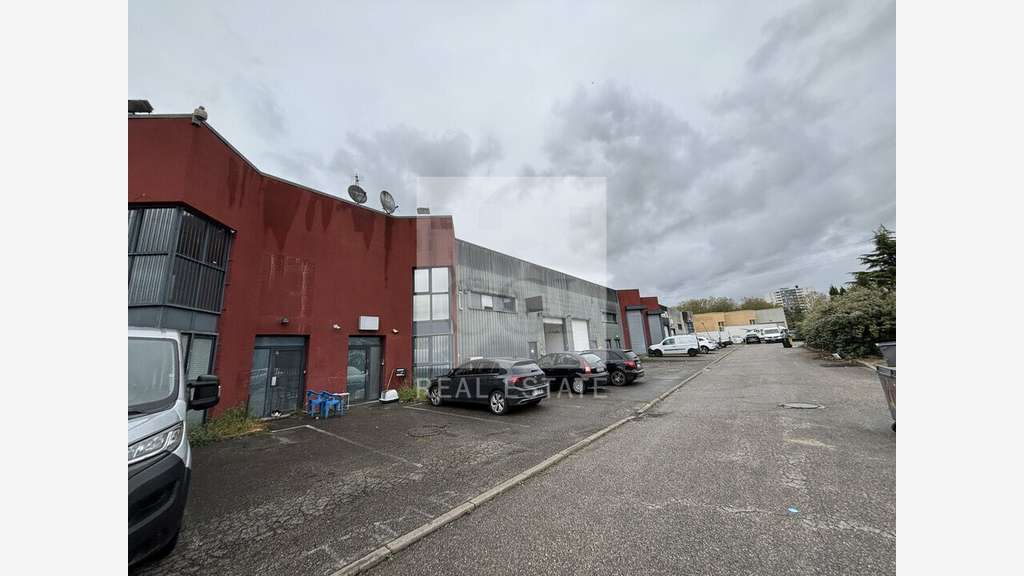 Local d'activité 2600m² à vendre à Villeurbanne