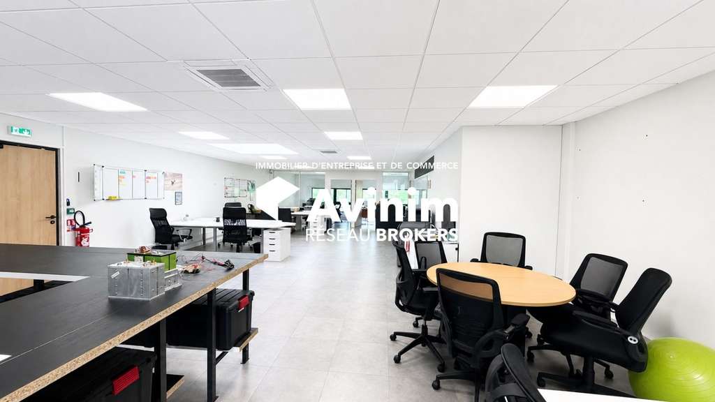 AV local d'activité récent bureaux 1074m² Voreppe