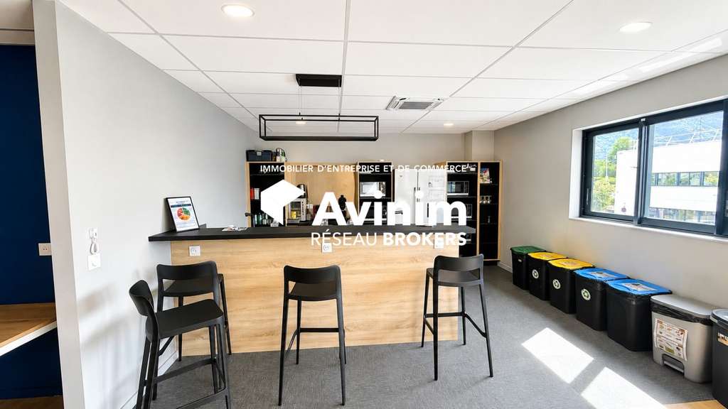 AV local d'activité récent bureaux 1074m² Voreppe