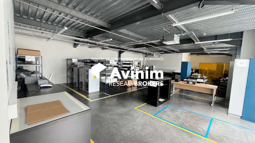 AV local d'activité récent bureaux 1074m² Voreppe