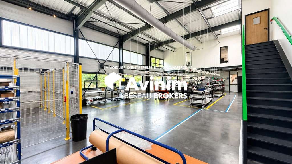 AV local d'activité récent bureaux 1074m² Voreppe