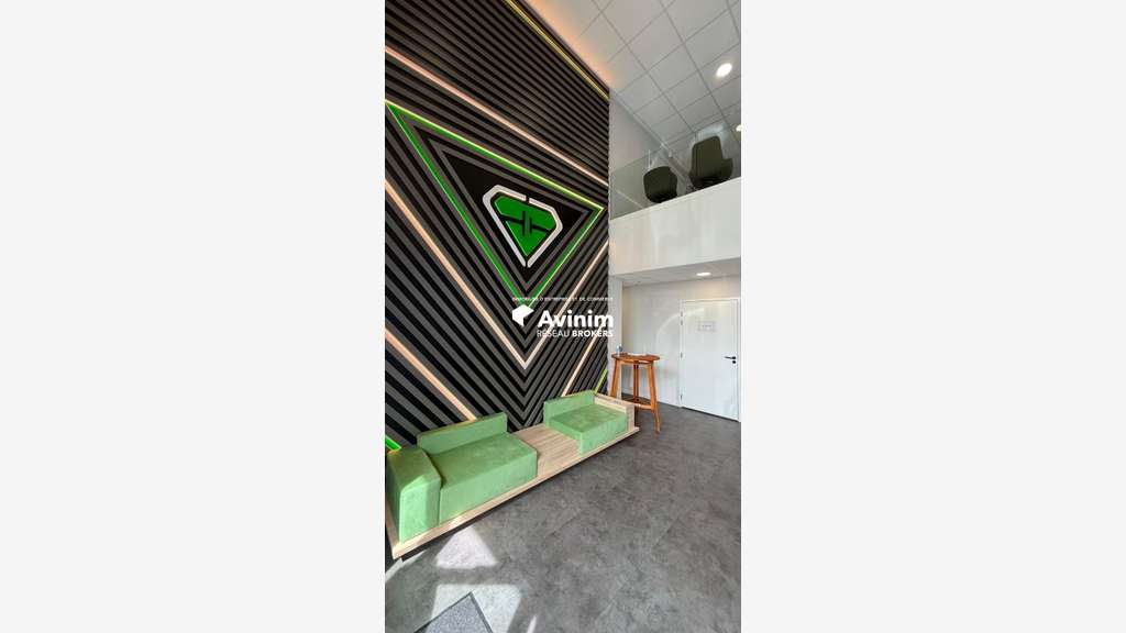 AV local d'activité récent bureaux 1074m² Voreppe