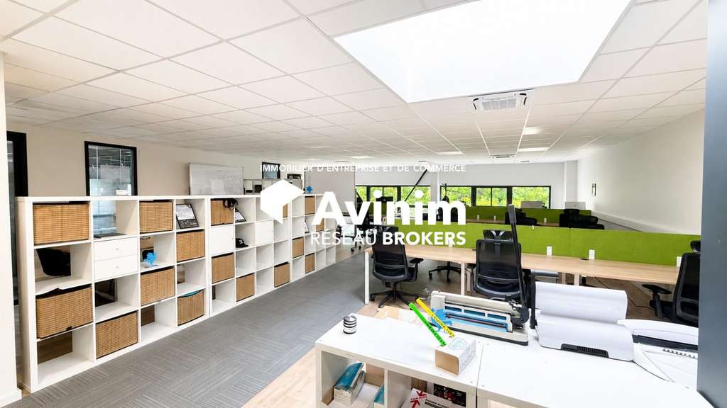 AV local d'activité récent bureaux 1074m² Voreppe