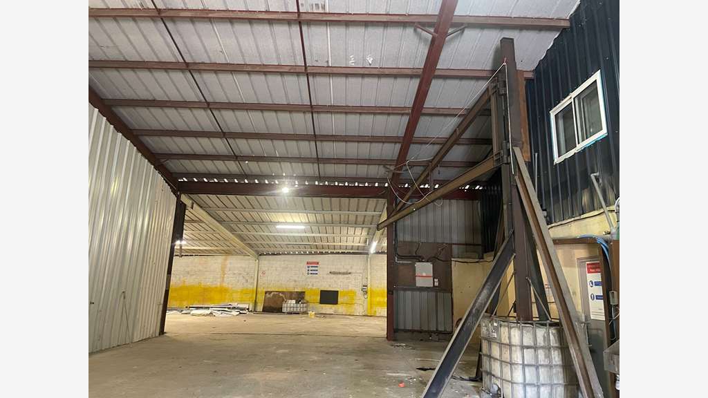 Vente local d'activité de 1300m² en ZA à Yffiniac