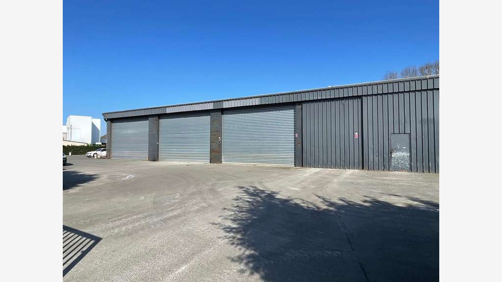 Vente local d'activité de 1300m² en ZA à Yffiniac