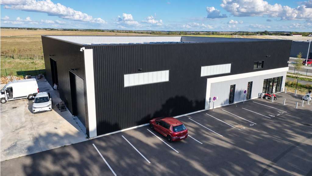 Local 824m² avec visibilité à vendre à Gallardon