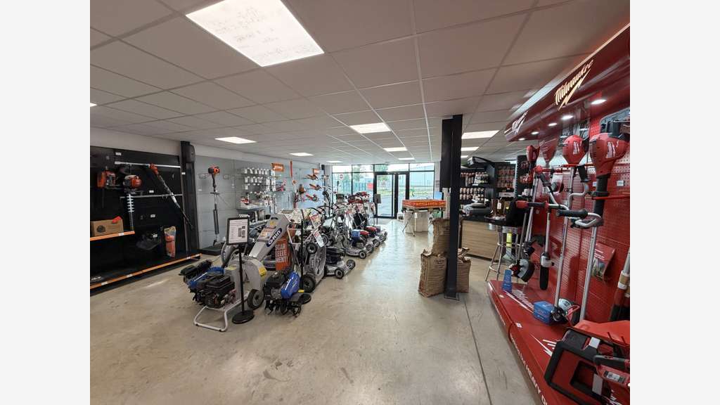 Local 824m² avec visibilité à vendre à Gallardon