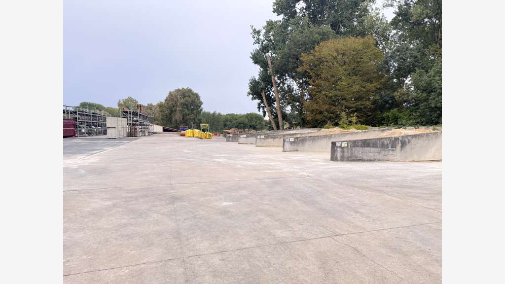 Ensemble magasin et entrepôt 1940m² La Couronne