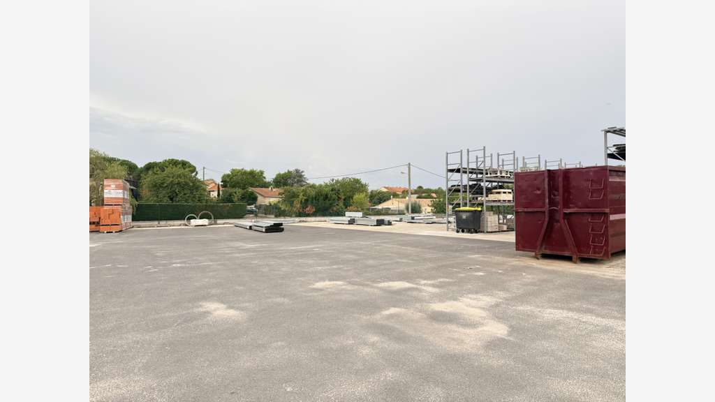 Ensemble magasin et entrepôt 1940m² La Couronne