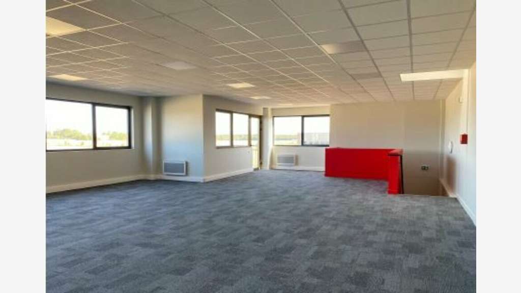 Locaux de 366m² à 1 496m² à vendre au Havre