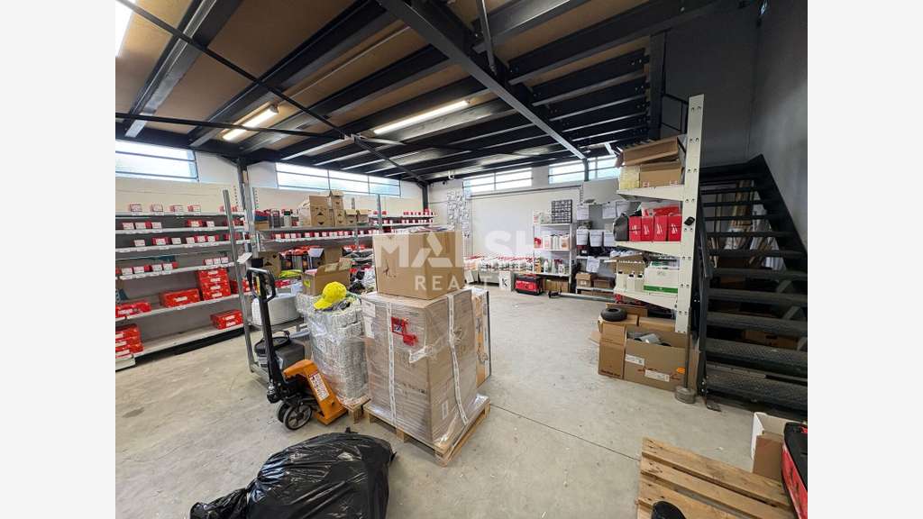 Locaux d'activités / showroom à vendre à Messimy