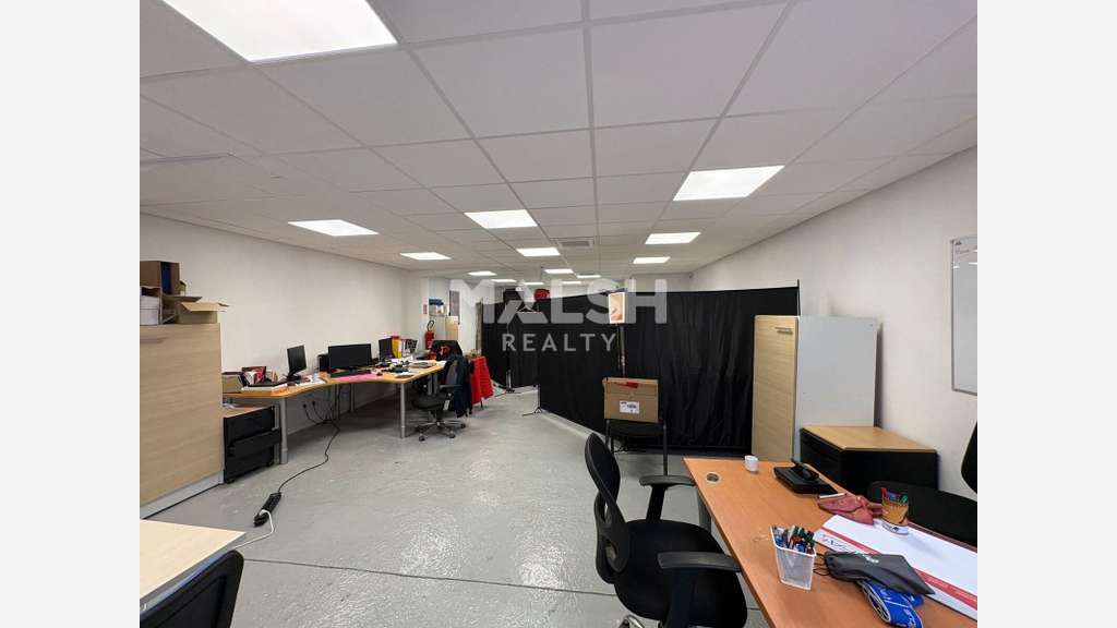Locaux d'activités / showroom à vendre à Messimy