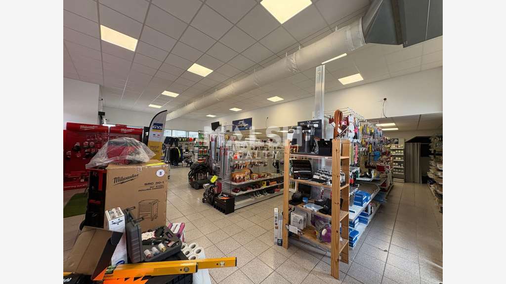 Locaux d'activités / showroom à vendre à Messimy