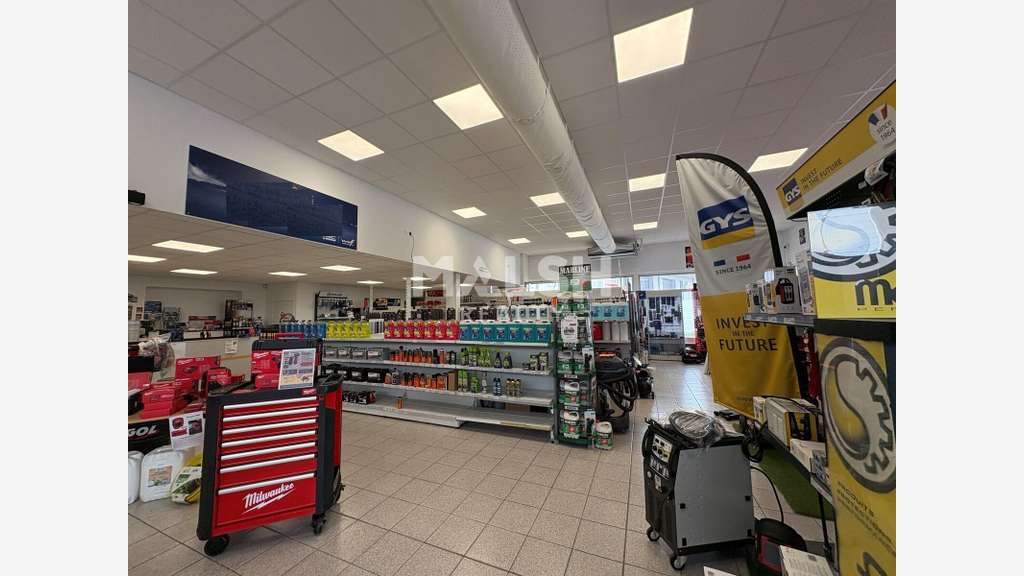 Locaux d'activités / showroom à vendre à Messimy