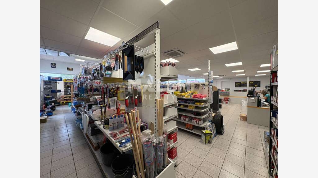 Locaux d'activités / showroom à vendre à Messimy