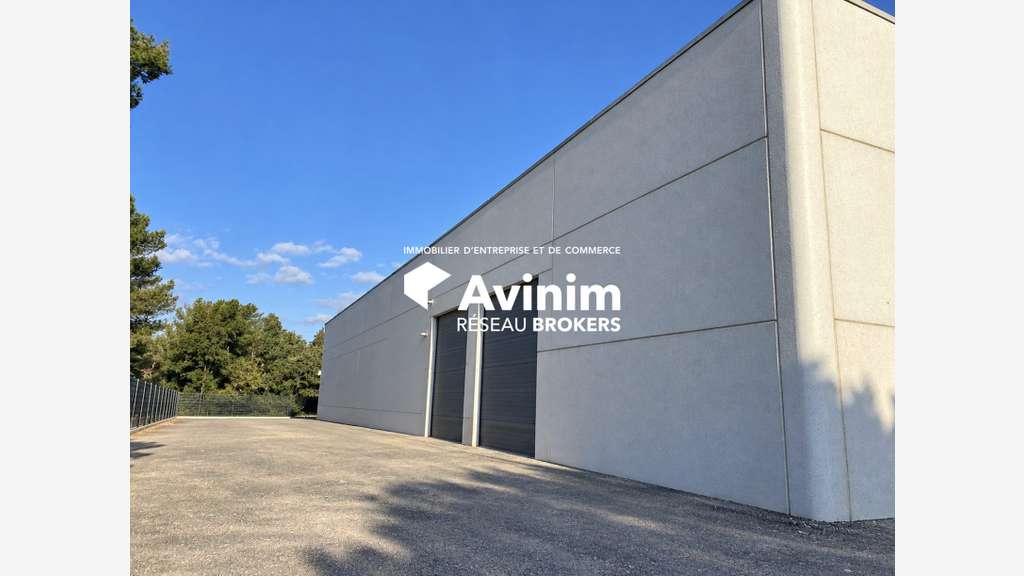 Local 1600m² avec cour à vendre à Montauroux