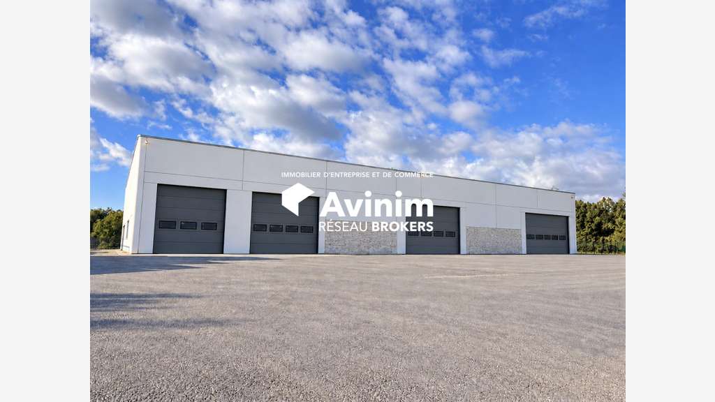 Local 1600m² avec cour à vendre à Montauroux