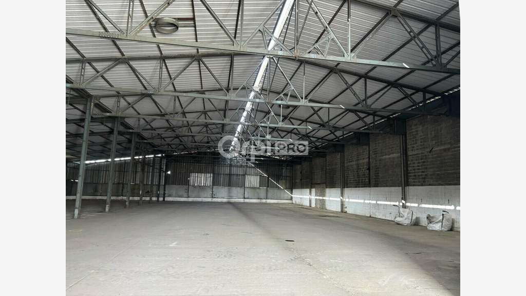 Entrepôts de stockages à vendre à Orange