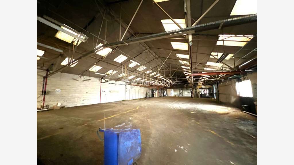 AV 2 bâtiments d 'activités proche Saint-Marcel 