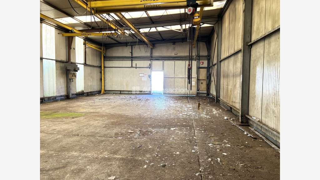 AV 2 bâtiments d 'activités proche Saint-Marcel 