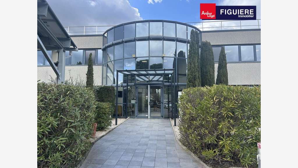 Vente trés beau bâtiment mixte ZI Rousset