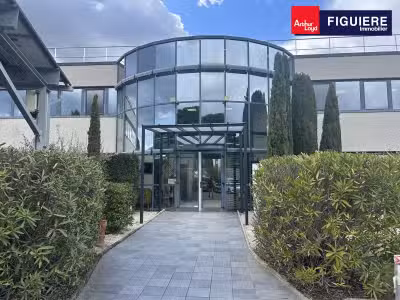 Vente trés beau bâtiment mixte ZI Rousset