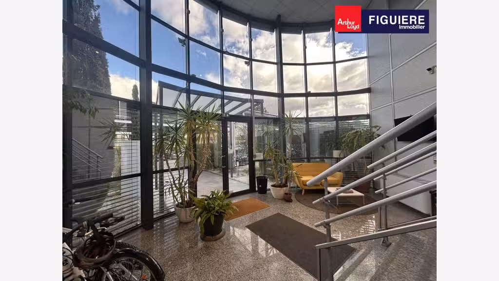 Vente trés beau bâtiment mixte ZI Rousset