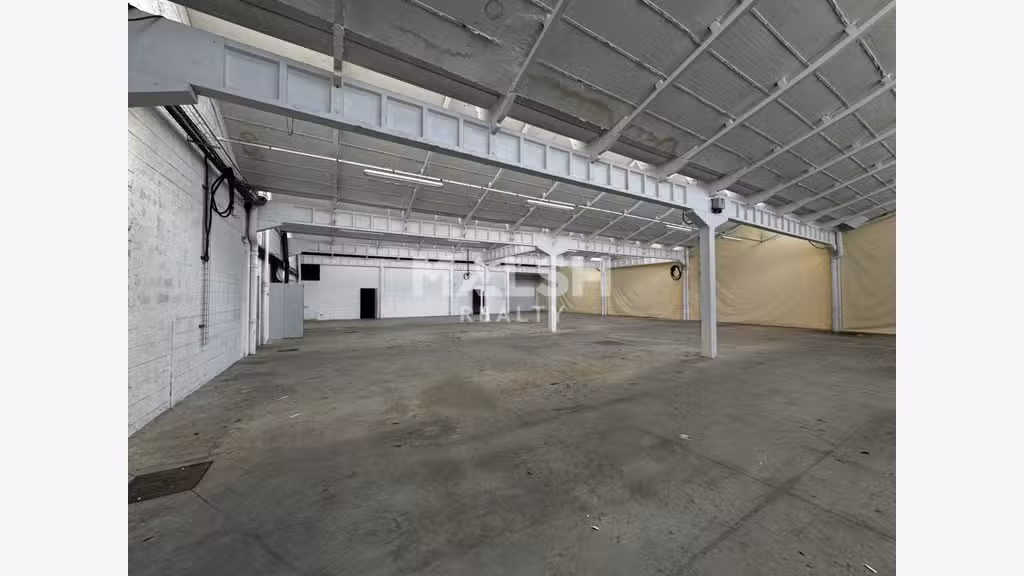 Local d'activités 2300m² à Decines-Charpieu