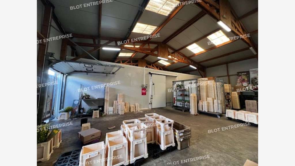 A vendre local d'activités 430m² à Yffiniac