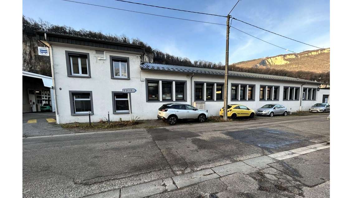 Cède local activité 2553m² à Fontaine empl idéal
