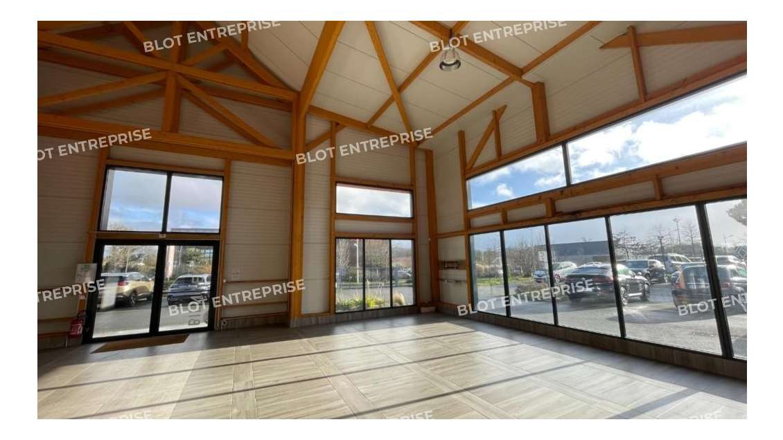 À vendre local 725m² pôle automobile de Guérande